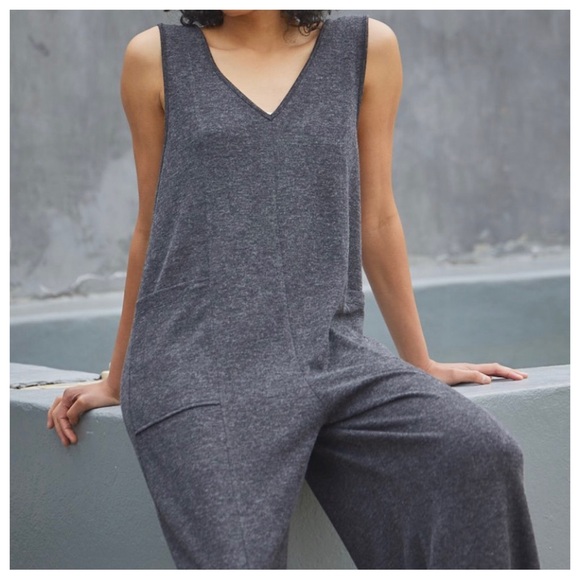 V-neck Jumpsuit With Front Pockets - Picture 4 of 4